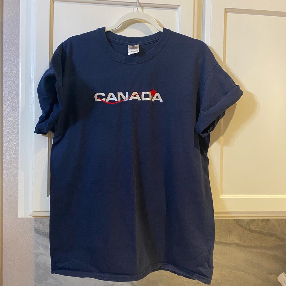Canada t shirt large navy blue embroidered Canada